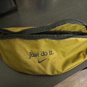 Olive green Nike fanny pack ✨💚